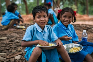 Niños indios comiendo