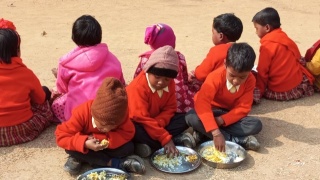 Niños indios plato suelo