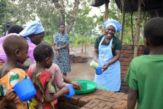 La logística detrás de la entrega de comida de Mary’s Meals a millones de niños.